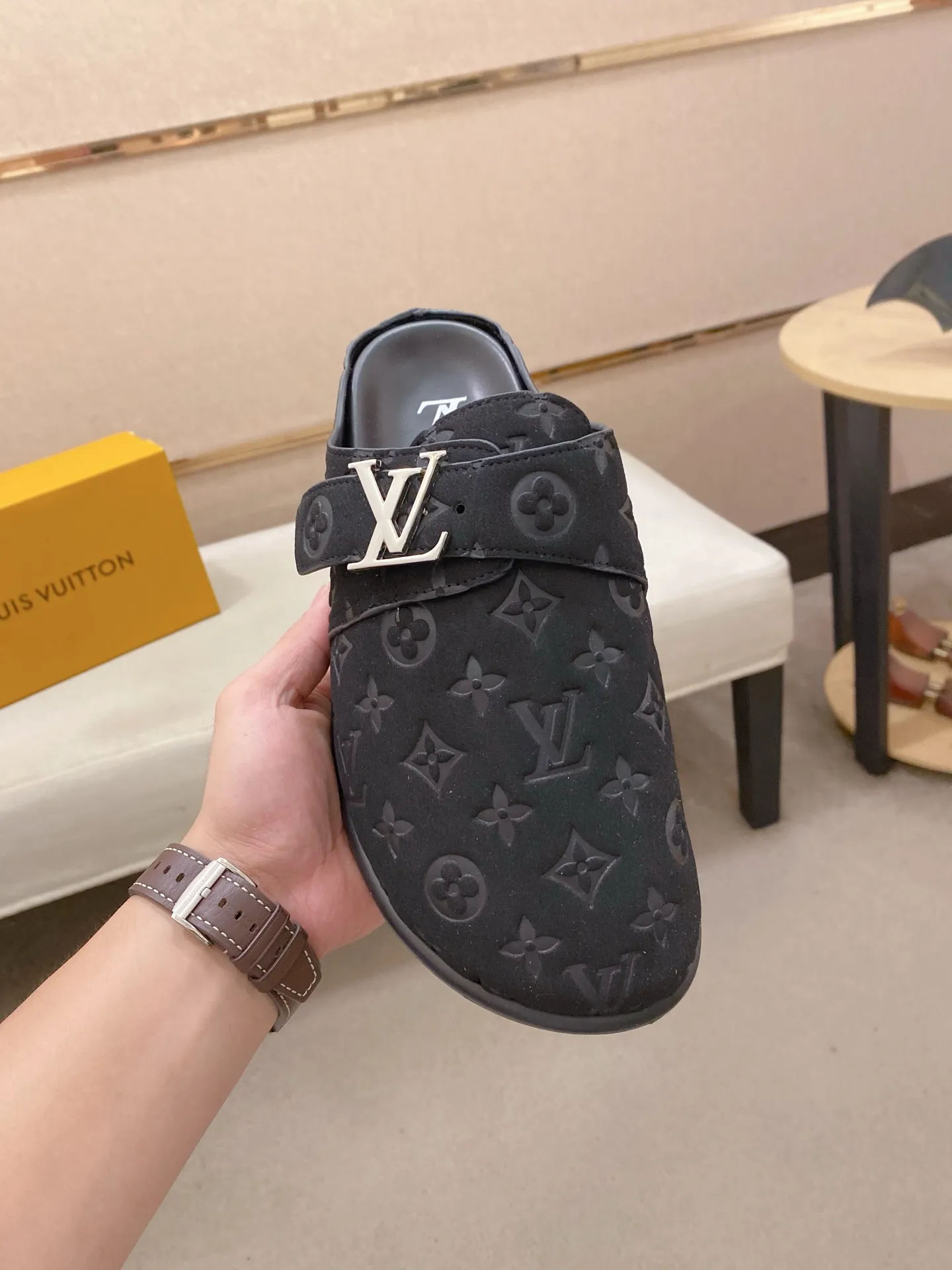 Men's shoes 💰: 360💰LV made 🔍Top purchasing agents, men's spring and summer slippers are available at the same counter. The uppers are made of Italian imported denim with logo graphics and high-quality craftsmanship. The soles are original soles specially provided by the original factory. The exclusive movable molded soles are super comfortable. Original factory follow-up products. 🔍🔍High quality. You can enter and exit the counter at will. Welcome to compare. The code number is 38-44.